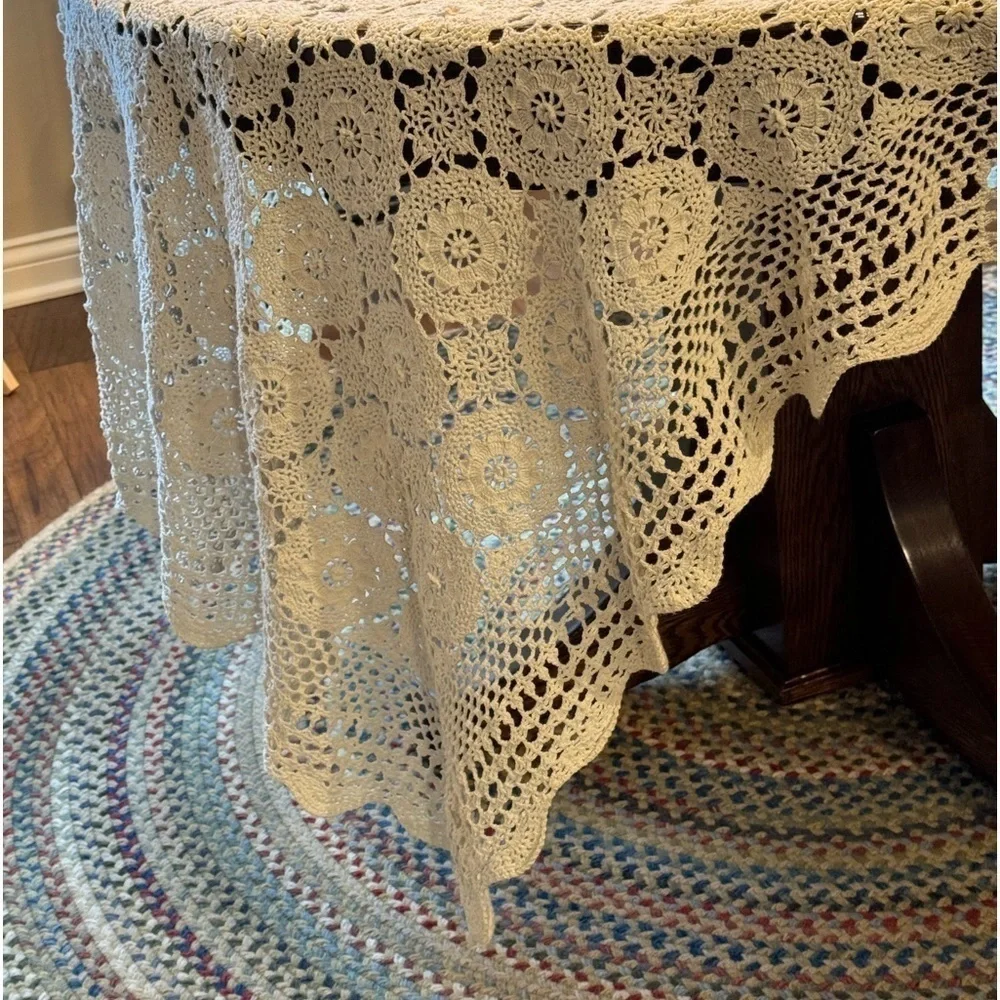 RECTANGLE~ANTIQUE WHITE~HAND CROCHETED TABLECLOTH~GOOD~VINTAGE CONDITION~MBRNS